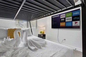 Travel crib, WiFi, bed sheets