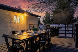 Outdoor dining - Vegas Retreat: Pool, Pickleball & Local Charm! (North Las Vegas)