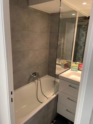 SĂšche-cheveux, serviettes fournies, savon, papier toilette