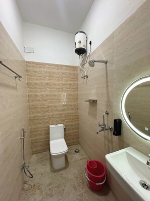 Shower, free toiletries, bidet, towels