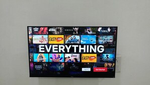 Una pantalla montada en la pared con varias miniaturas de series de Netflix.