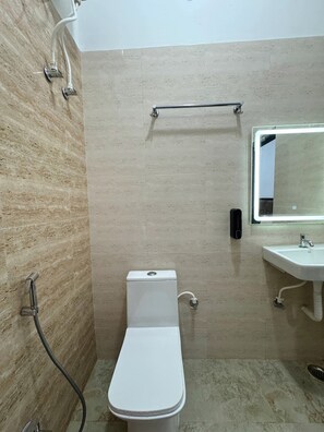 Shower, free toiletries, bidet, towels - Divine Kashi | Near Shree Kashi Vishwanath Temple (Varanasi)