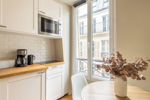 Fridge, microwave, stovetop, dishwasher