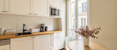 Fridge, microwave, stovetop, dishwasher