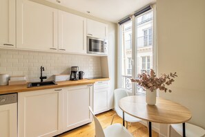 Réfrigérateur, micro-ondes, plaque de cuisson, lave-vaisselle
