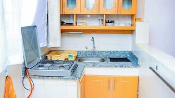 Apartament clàssic, balcó, vistes a la ciutat | Sala d'estar | Televisor intel·ligent de 24 polzades amb canals digitals