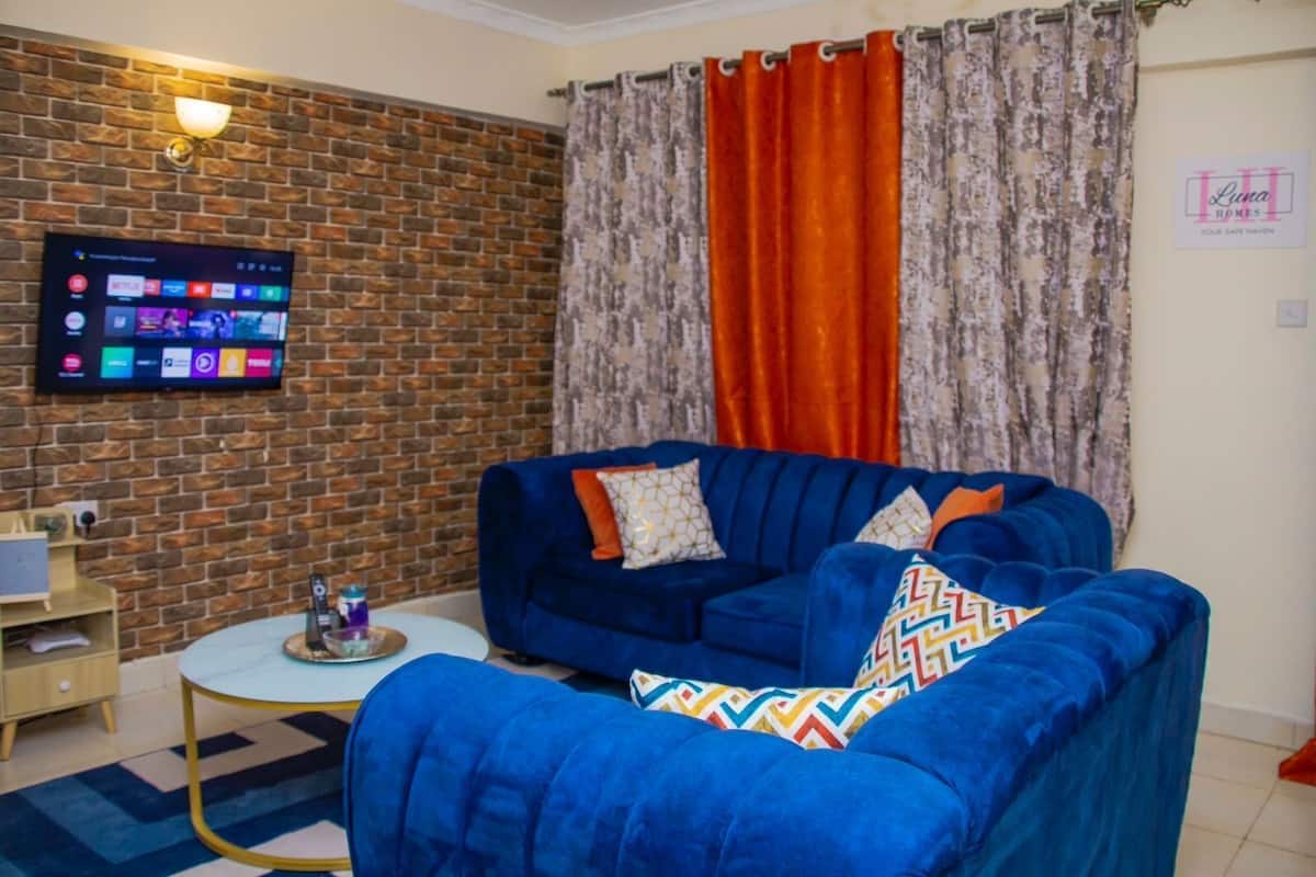 Leilighet – comfort, balkong, byutsikt | Oppholdsområde | En 24-tommers smart-TV med digitale kanaler