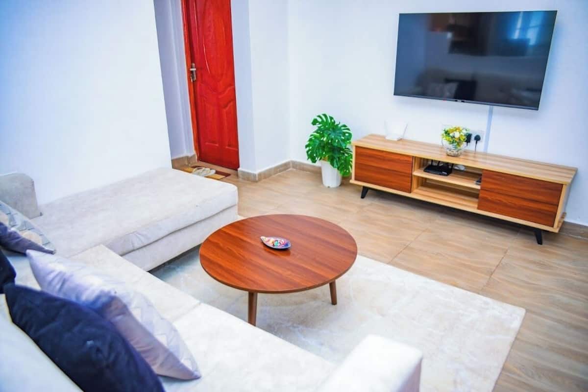 Leilighet – classic, balkong, byutsikt | Oppholdsområde | En 24-tommers smart-TV med digitale kanaler