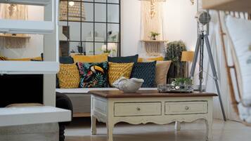 Superior Suite, Balcony | Living room