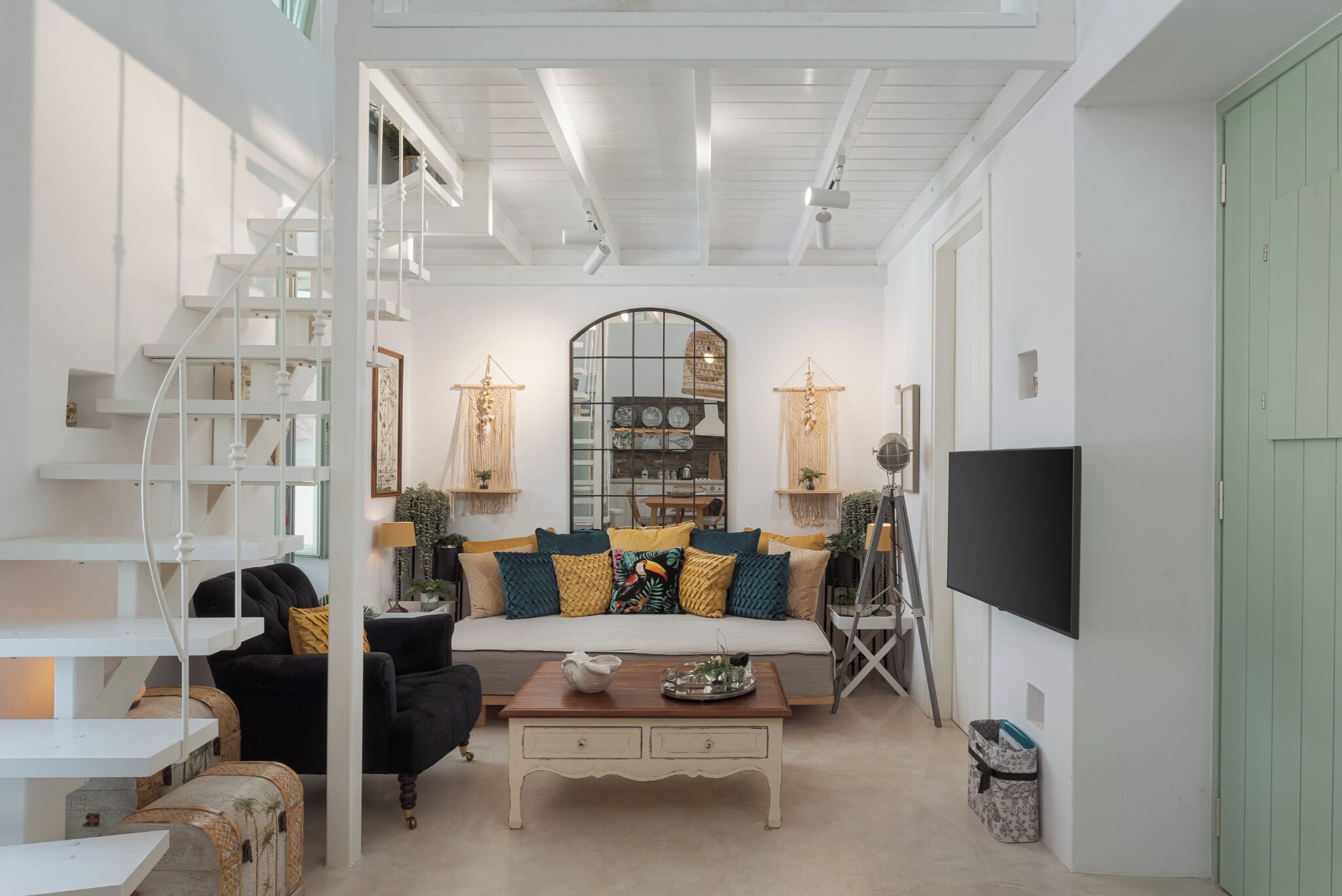 Suite superior, balcón | Sala de estar | Televisión de pantalla plana de 45 pulgadas con canales digitales 