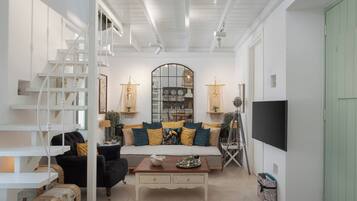 Superior Suite, Balcony | Living room