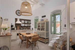 Refrigerador con freezer, microondas, horno, placa de cocina