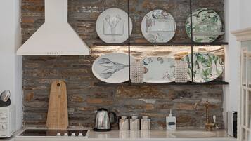 Suite Supérieure, balcon | Cuisine privée | Grand réfrigérateur, micro-ondes, four, plaque de cuisson