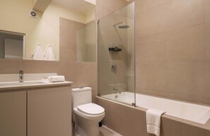 Suihku, hiustenkuivaaja, pyyhkeet