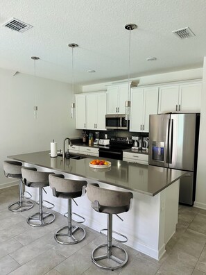 Fridge, microwave, oven, stovetop - Magnificent Villa in the Land of Disney with great amenities (Davenport)