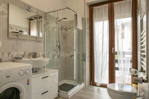 Sèche-cheveux, bidet, serviettes fournies, savon