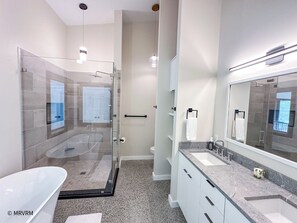 Hair dryer, towels - Top of the Hill Modern Retreat (Warren)