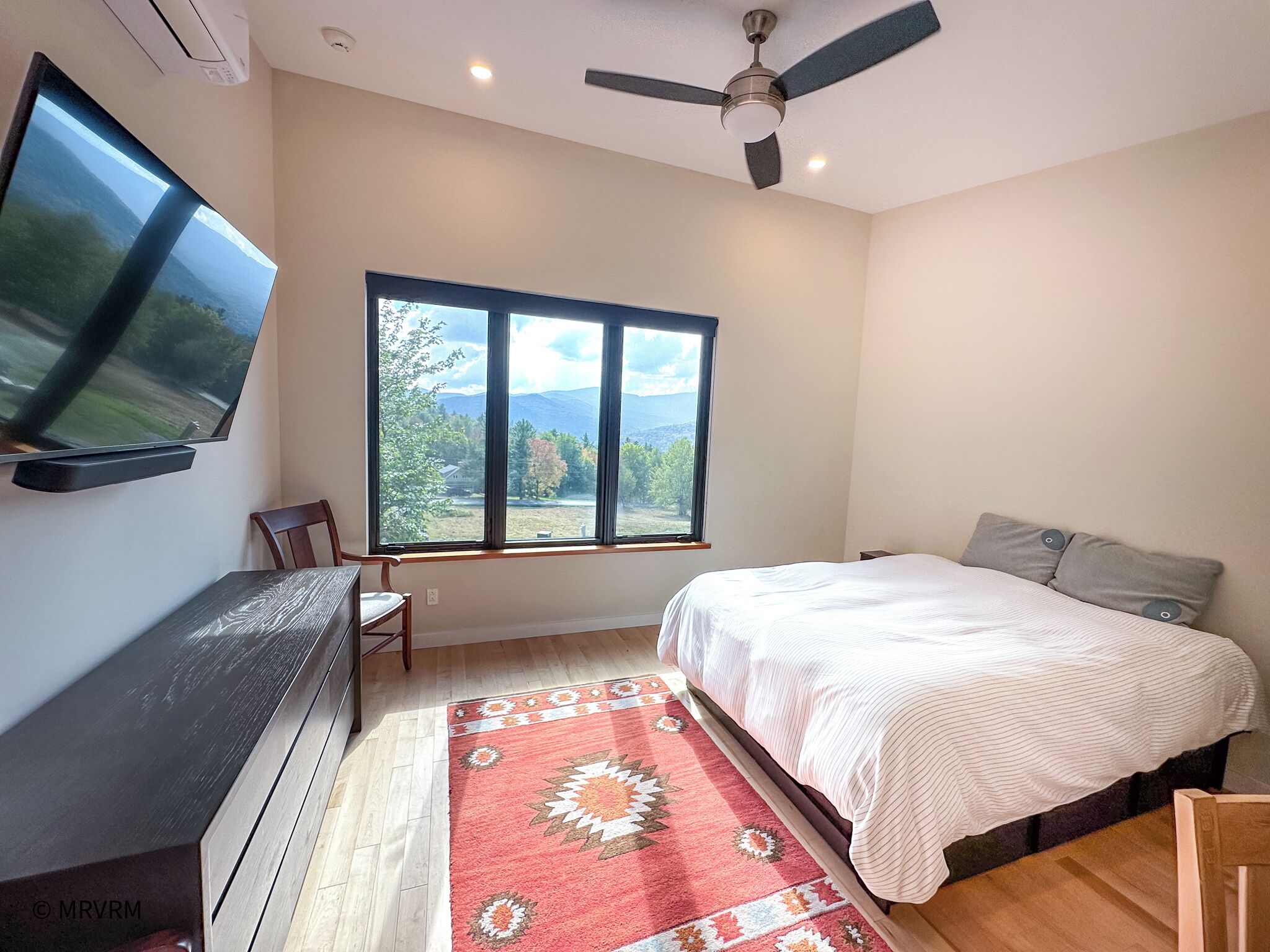 3 slaapkamers, een strijkplank/strijkijzer, gratis wifi, beddengoed