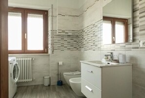Haartrockner, Bidet, Handtücher, Seife