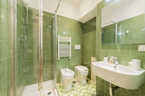 Haartrockner, Bidet, Handtücher, Toilettenpapier