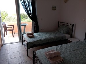 3 habitaciones, tabla de planchar con plancha y cuna de viaje 