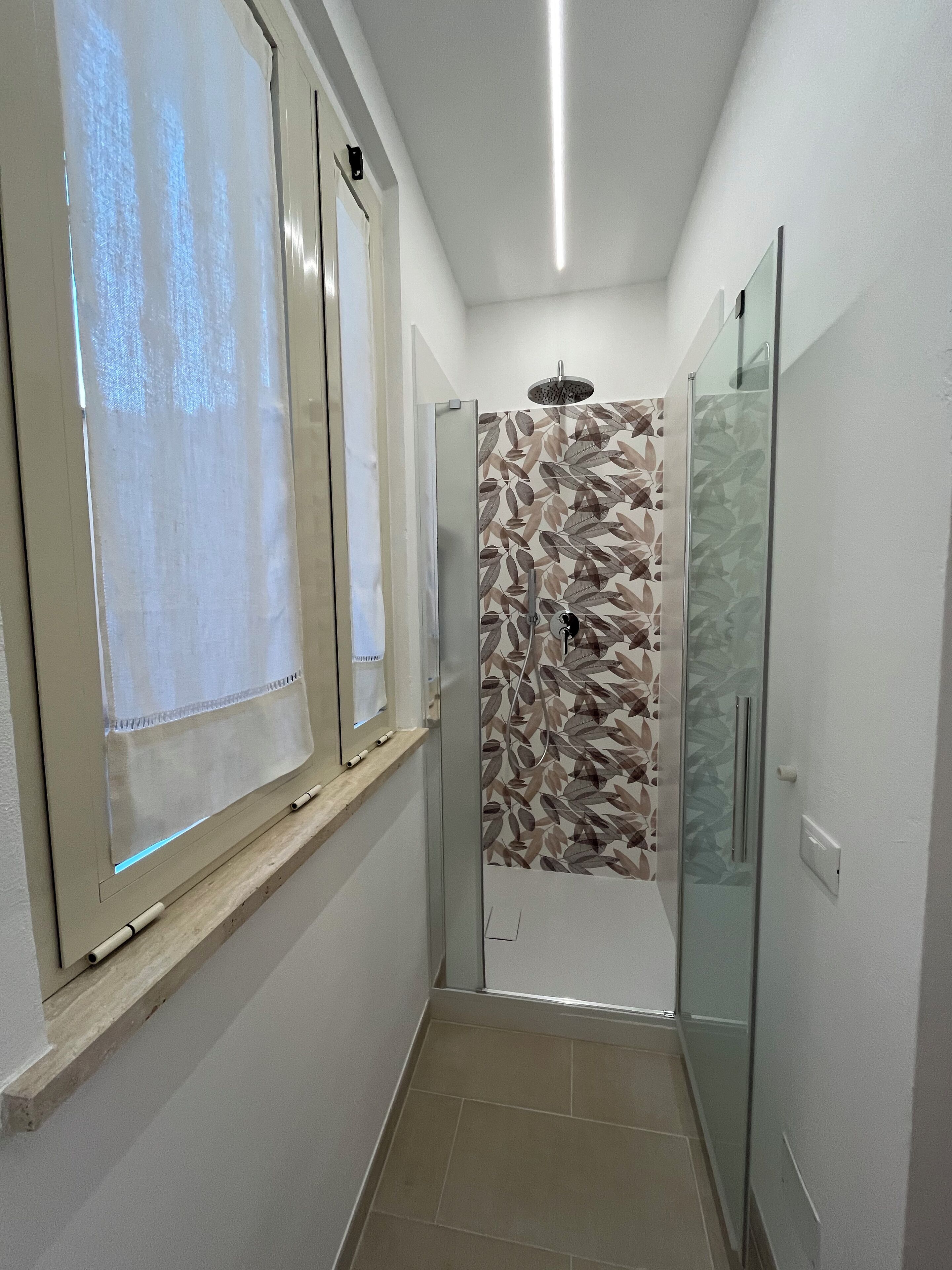 Douche, sèche-cheveux, bidet, serviettes fournies