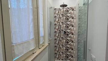 Douche, sĂšche-cheveux, bidet, serviettes fournies