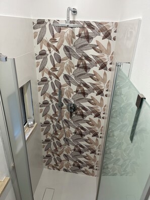 Regadera, secadora de cabello, bidet, toallas 
