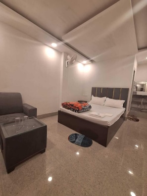 Escritorio, wifi gratis y ropa de cama 