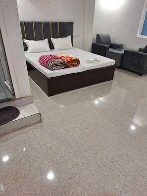 Desk, free WiFi, bed sheets