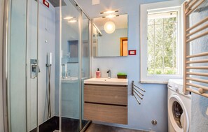 Shower, hair dryer - Awesome home in Deiva Marina with WiFi (Deiva Marina)
