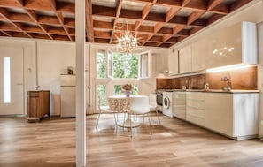 Fridge, oven, stovetop, cookware/dishes/utensils - Lovely home in Deiva Marina with WiFi (Deiva Marina)