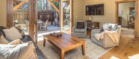 テレビ、暖炉、DVD プレーヤー