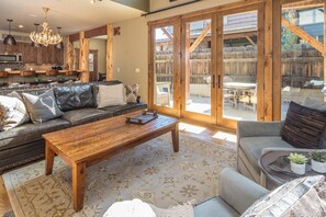 TV, fireplace, DVD player - Book for Winter! Townhome with Hot Tub. AC and Fireplace! Walk to Ski Shuttle! (Big Sky)