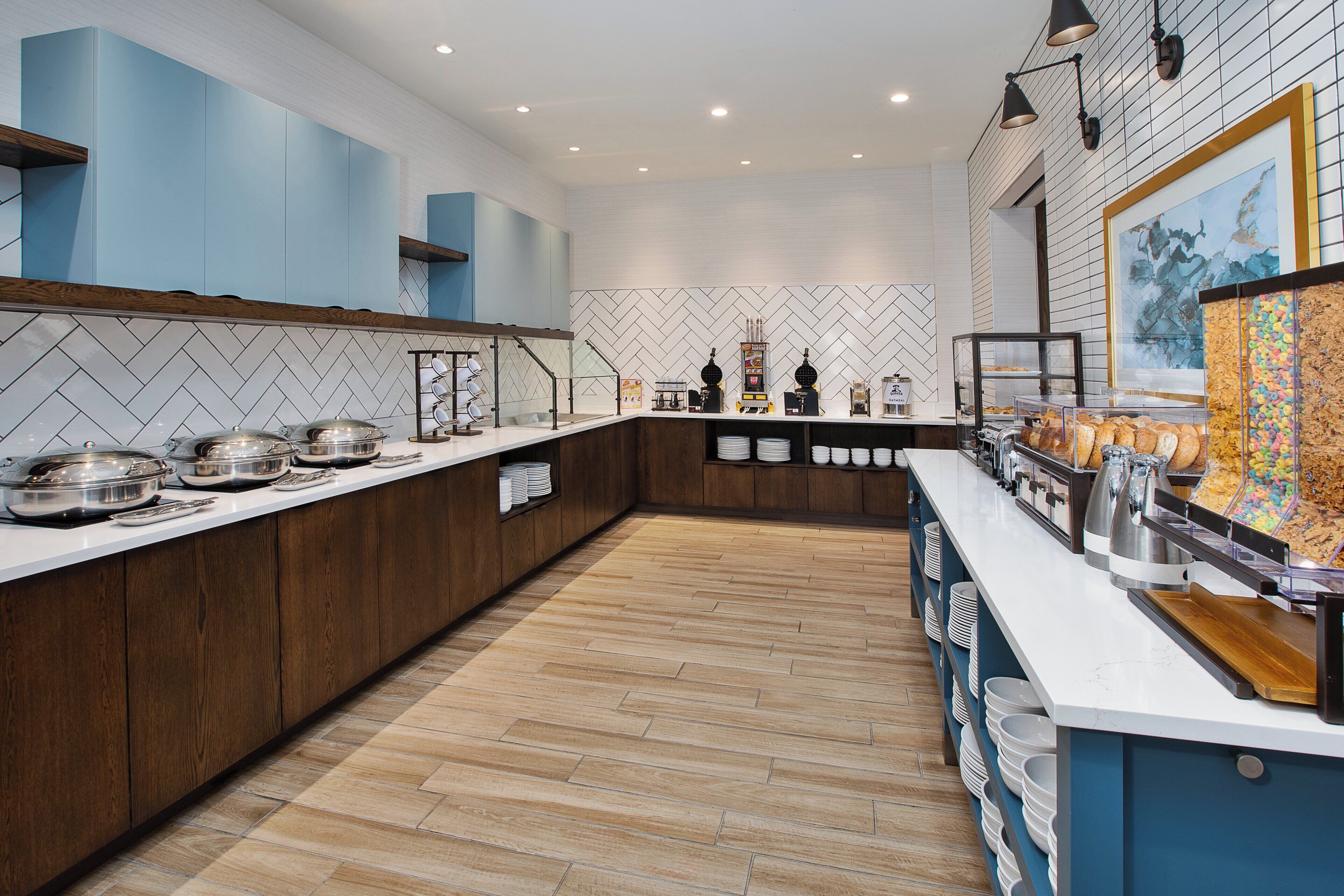 Cozinha moderna com ilha central, equipada com diversos eletrodomésticos e utensílios.