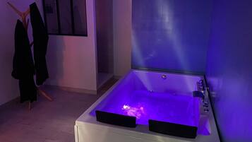 Tina de hidromasaje, secadora de cabello, toallas, jabón