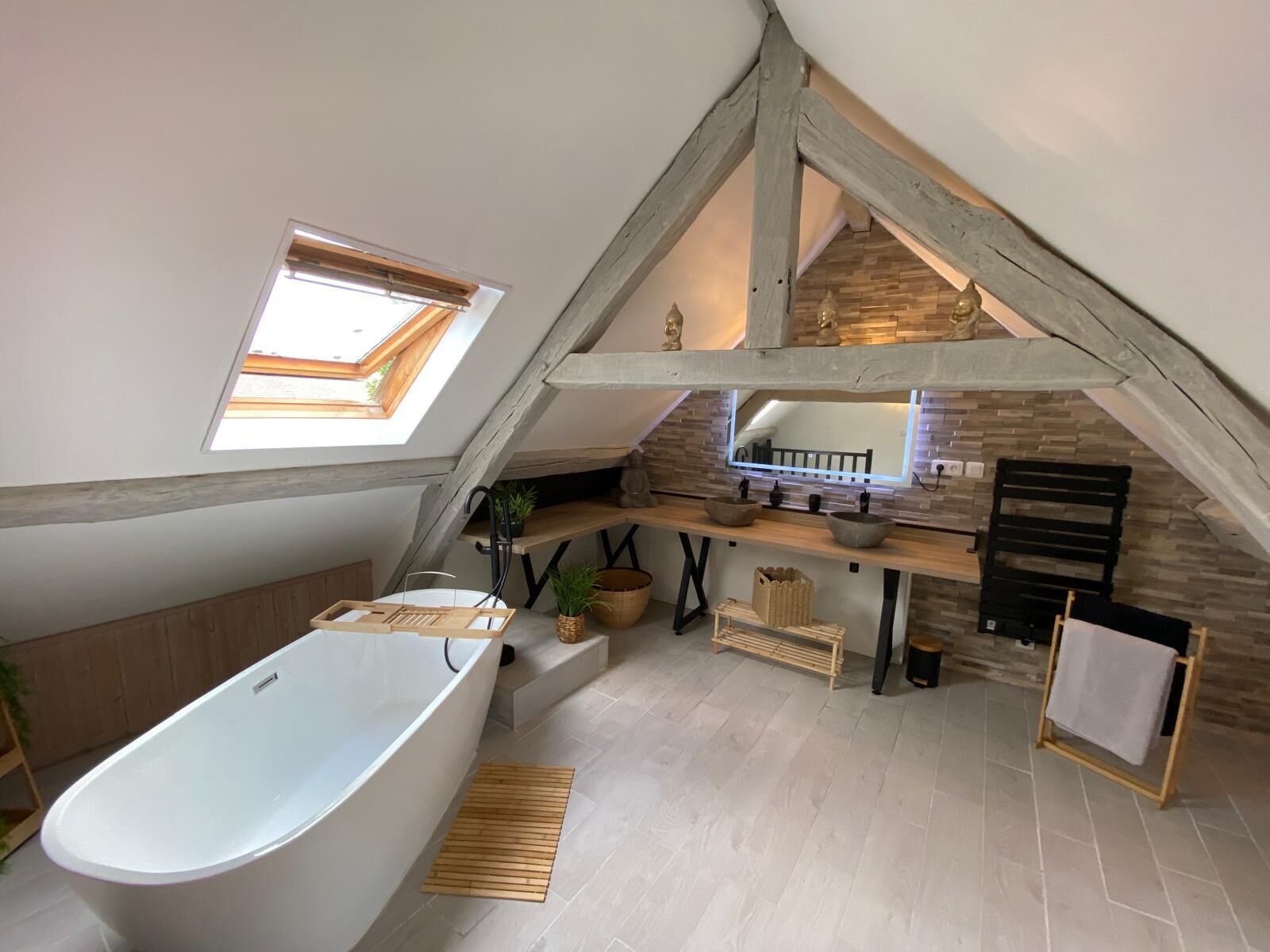 Een bubbelbad, een haardroger, handdoeken, zeep