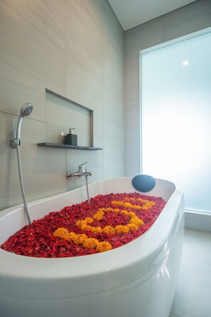 Villa Deluxe, 3 habitaciones, balcón, vistas a la montaña | Baño | Secador de pelo, bidé, toallas y jabón