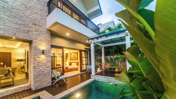 A modern house with a swimming pool, a balcony, and a well-lit interior. - Alsava Villa and Suites (Canggu)