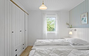 5 bedrooms, free WiFi - Awesome home in Dannemare with WiFi (Dannemare)