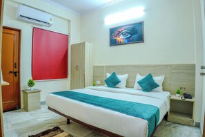 Deluxe dubbelrum - balkong - utsikt mot staden | Skrivbord, arbetsyta för laptop och gratis wi-fi