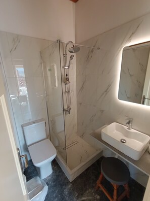 Shower, pengering rambut, handuk, dan sampo