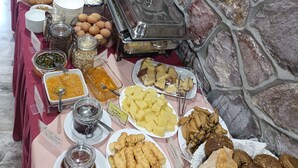 Une table de buffet proposant divers plats et accompagnements.