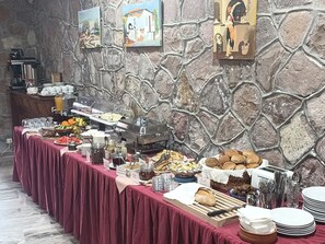 Free daily buffet breakfast - Hotel Iris (Lesvos)
