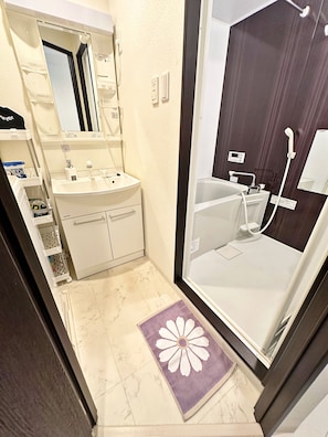 Haartrockner, Bidet, Handtücher, Seife