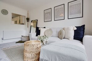 TV, books - Seapoint- Boho Coastal Retreat near Sandbanks! (Dorset)