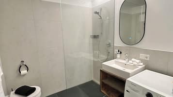 Dusche, Haartrockner, HandtĂŒcher, Seife