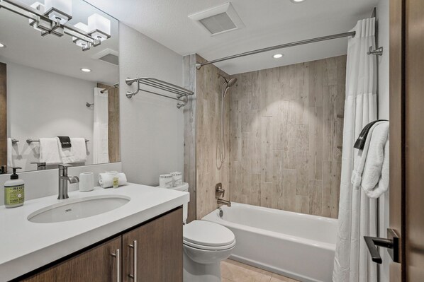 Une salle de bain moderne avec une baignoire, des toilettes et un lavabo.