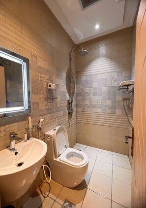 Separate tub and shower, hair dryer, slippers, towels - HAYAT ALRUWZ (Jeddah)