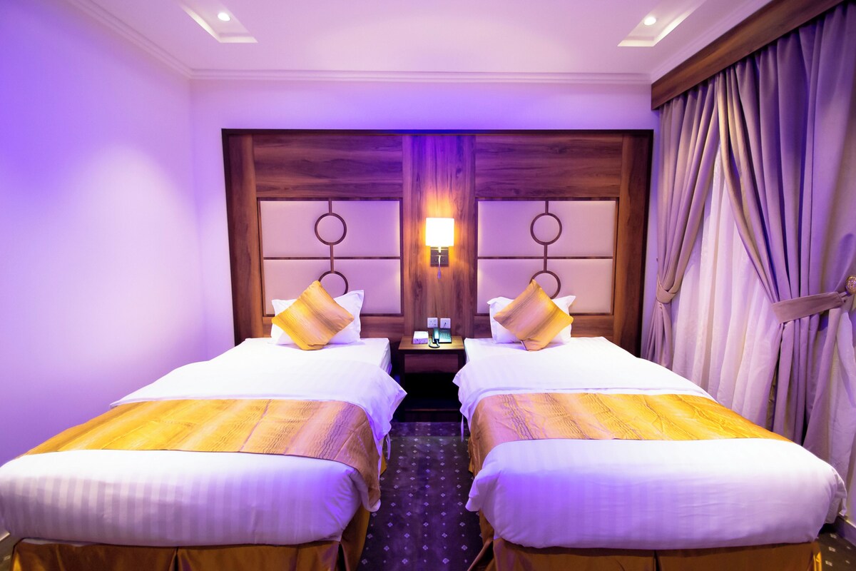 Basic Twin Room | In-room safe, laptop workspace, blackout drapes, soundproofing